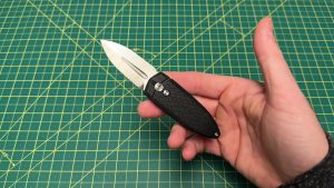holding the Bestech QUQU knife