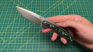Holding the Kansept Accipiter Knife