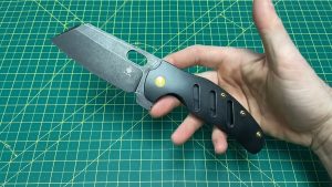 Holding the Kizer Sheepdog XL Knife